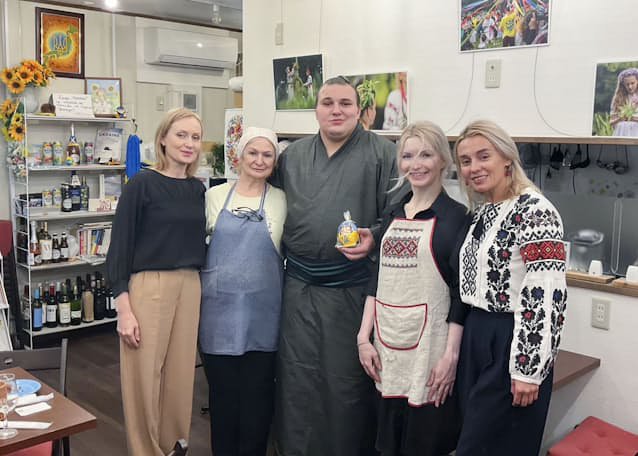 クラヤヌィの店内での祝賀